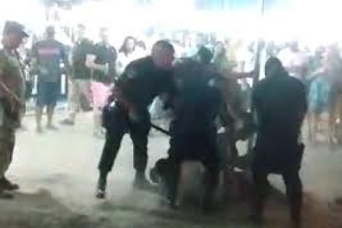 PMs agridem jovens com chutes e golpes de cassetete em festa agro