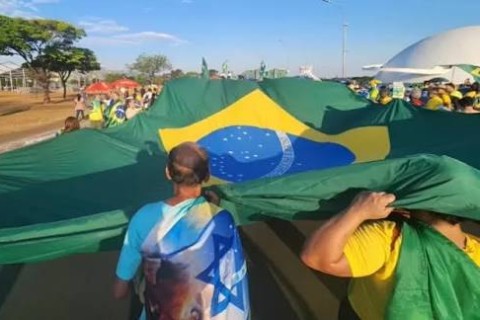 Oposição tenta ressuscitar anistia, mas leva baixo público às ruas.