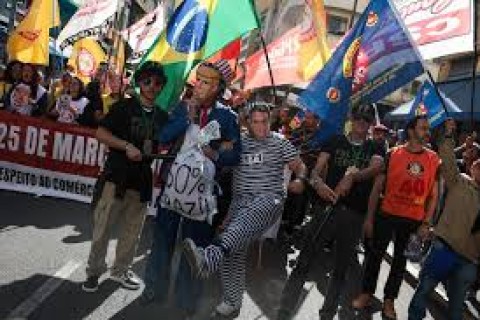 Ato contra Trump na Rua 25 de Março tem ‘Bolsonaro preso’, gritos contra o tarifaço e defesa do Pix
