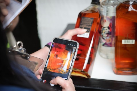 Força-tarefa do Governo de SP desmonta esquema de falsificação de bebidas em Hortolândia; homem é preso.